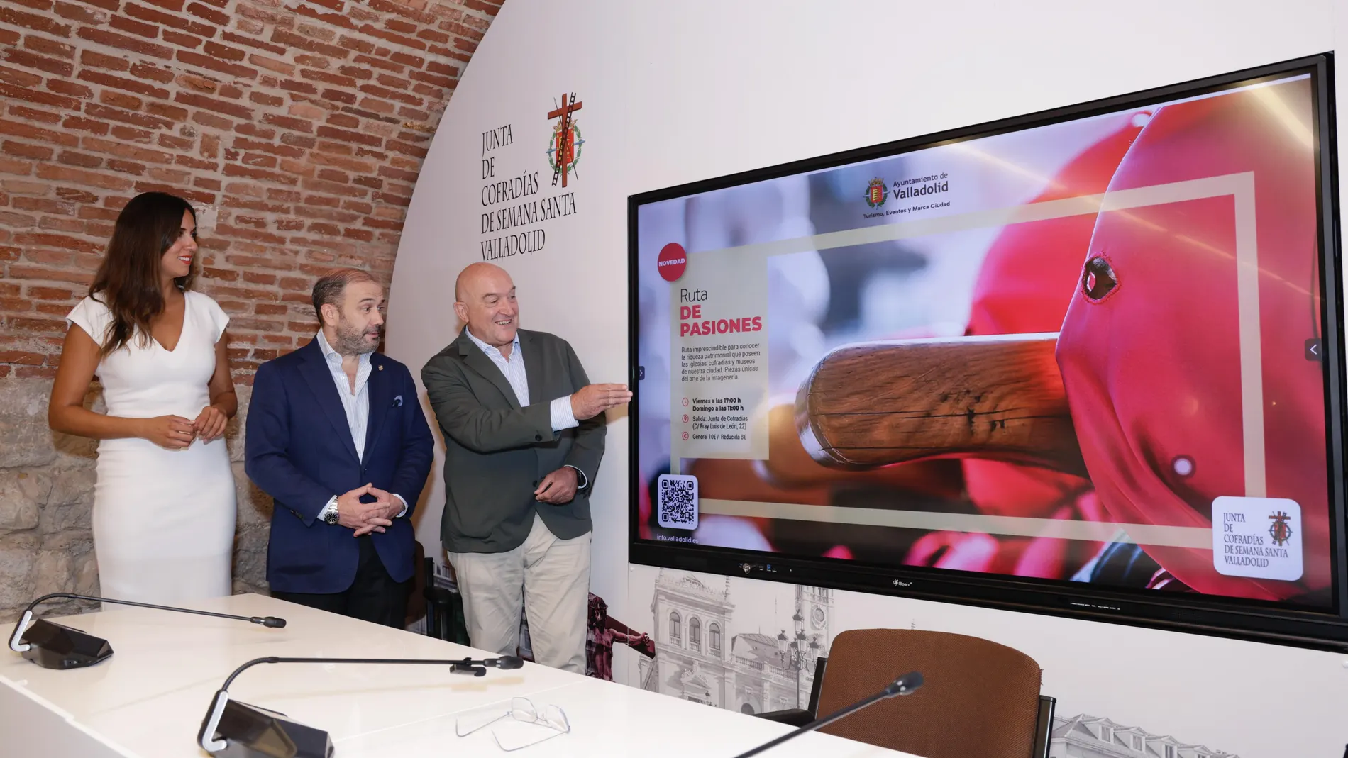 El alcalde de Valladolid, Jesús Julio Carnero, el presidente de la Junta de Cofradías de Semana Santa, Miguel Vegas, y la concejala de Turismo, Eventos y Marca Ciudad, Blanca Jiménez, presentan ‘Ruta de Pasiones’