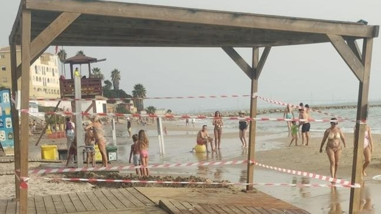 El fuerte oleaje deja daños y más de 15 rescates en las playas de Cádiz