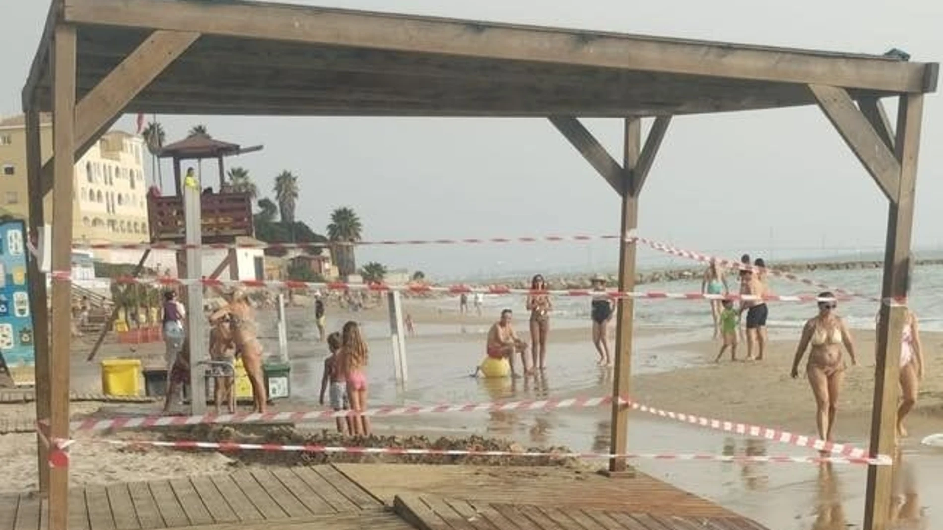 Daños en una pasarela de una playa