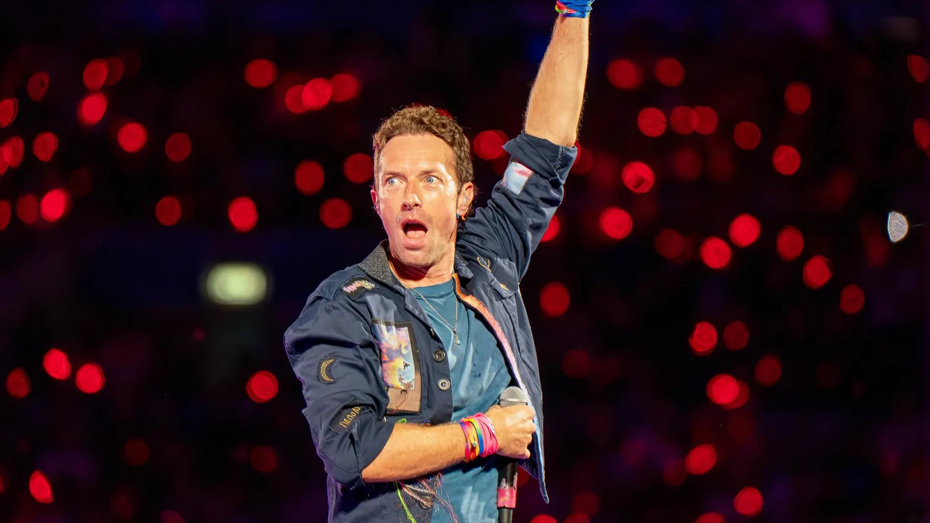 Chris Martin aborda al fin la infidelidad viral del concierto de Coldplay
