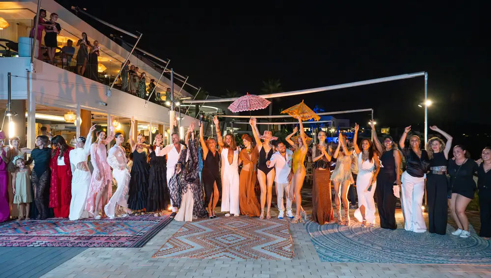Las 18 modelos al final del evento