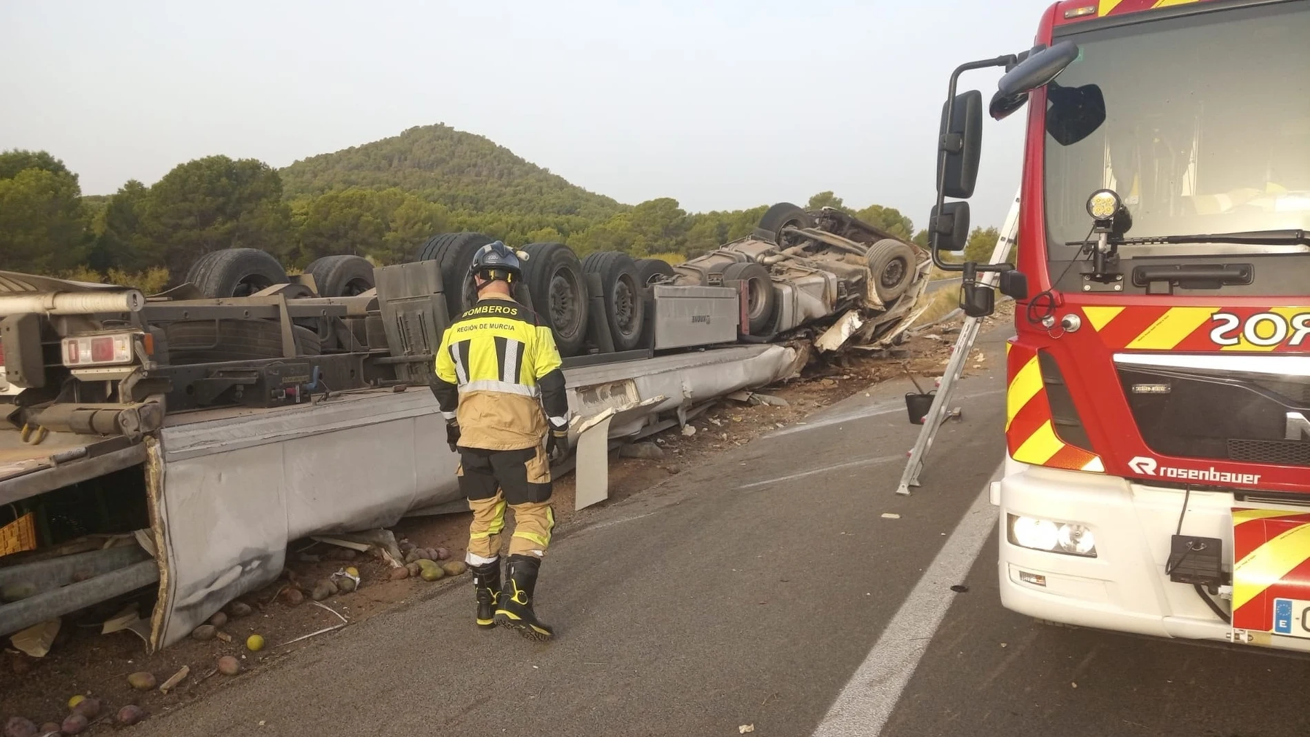 Herido un camionero de 61 años al sufrir un aparatoso accidente en la RM-15 a su paso por Bullas (Murcia)