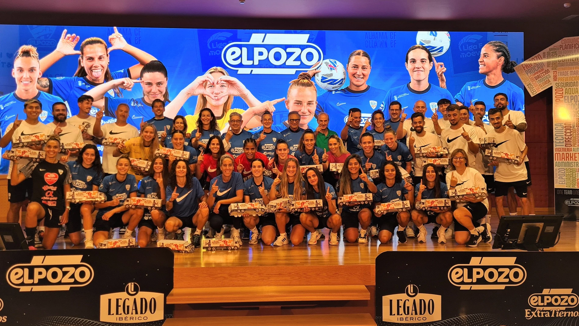 Los integrantes del Alhama Club de Fútbol ElPozo junto al equipo directivo de la compañía de alimentación y que estrenan nueva equipación Nike esta temporada