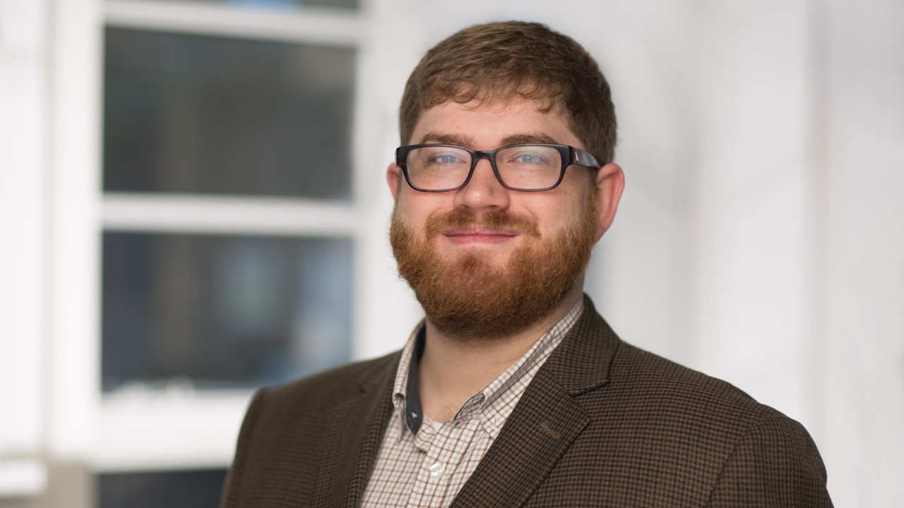 Miles Brundage, exinvestigador de OpenAI, tiene la solución a la pérdida de empleos por la IA: “Una renta básica universal de 10.000 dólares tendría grandes efectos”