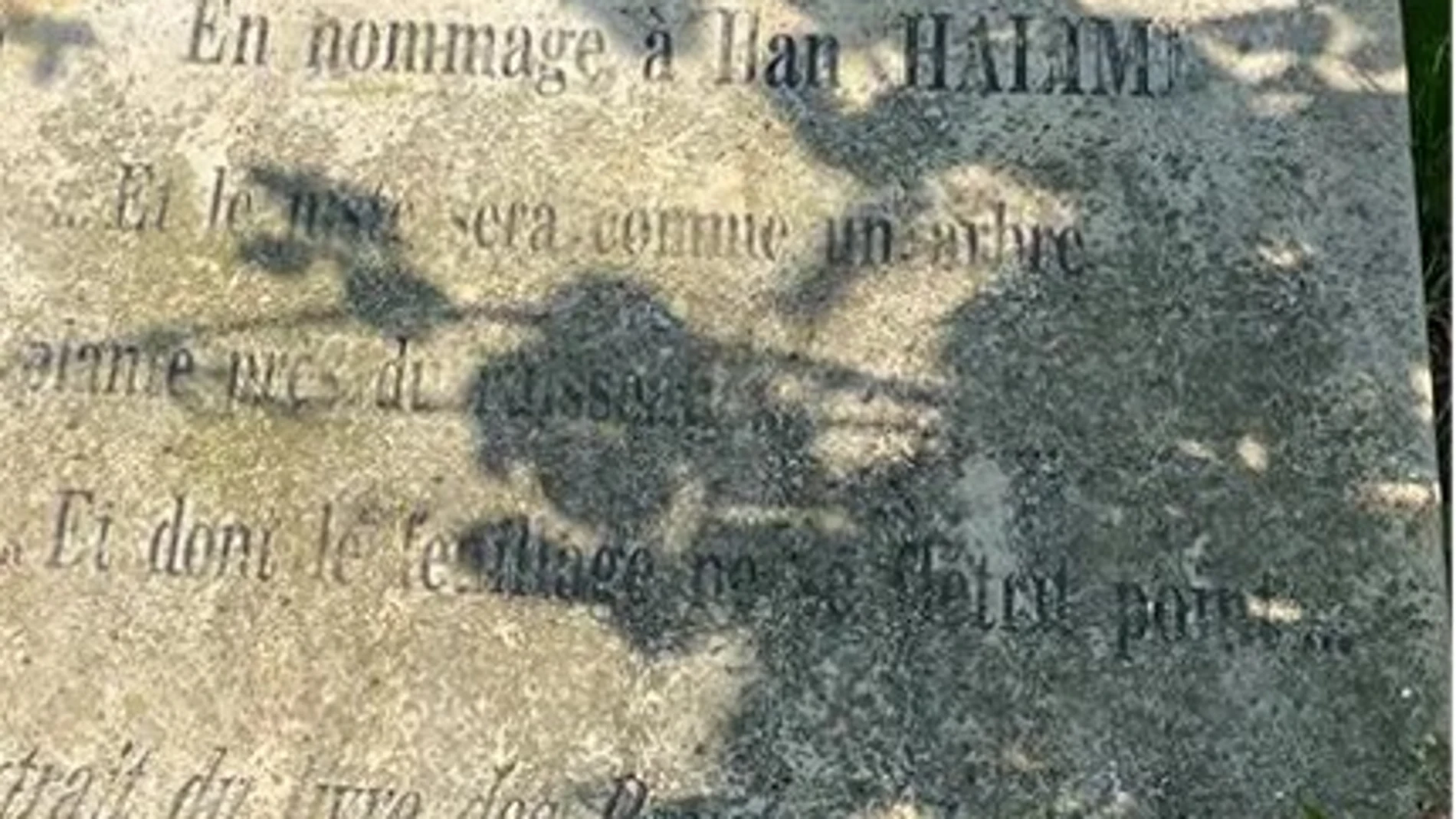 Placa en homenaje al judío asesinado