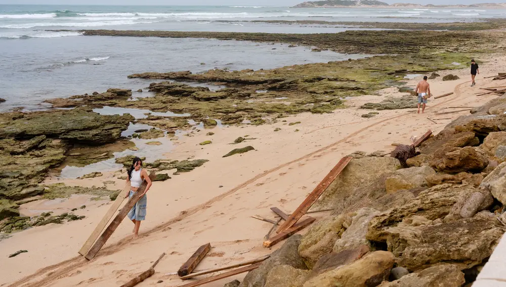Diversas playas de Cádiz ondean la bandera roja por fuerte oleaje