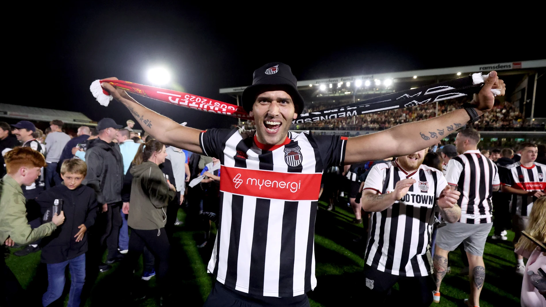 27 August 2025, United Kingdom, Grimsby: Grimsby Town fans celebrate their victory in the shoot out following the English Carabao Cup second round soccer match between Grimsby Town and Manchester United at Hill Blundell Park. Photo: Nigel French/PA Wire/dpa 27/08/2025 ONLY FOR USE IN SPAIN