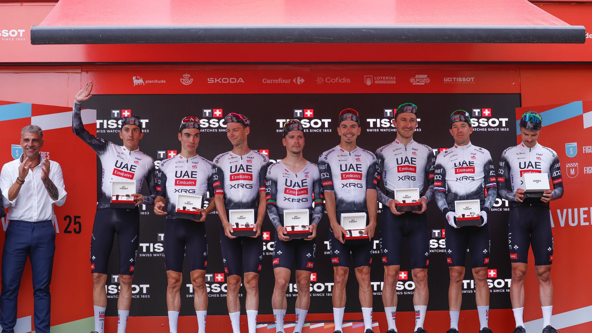 FIGUERES (GIRONA), 27/08/2025.- Los ciclistas del equipo UAE Emirates en el podio tras su victoria en la quinta etapa de la Vuelta a España, una contrarreloj por equipos de 24,1 kilómetros con salida y llegada en Figueres. EFE/ Javier Lizón