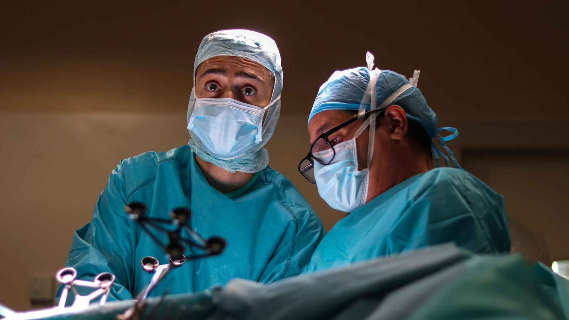 El Dr. Luis Novoa, traumatólogo de la Unidad de Cadera de Clínica CEMTRO, durante la operación