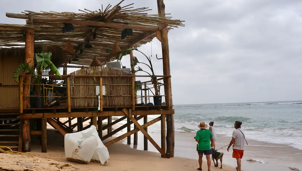 Diversas playas de Cádiz ondean la bandera roja por fuerte oleaje