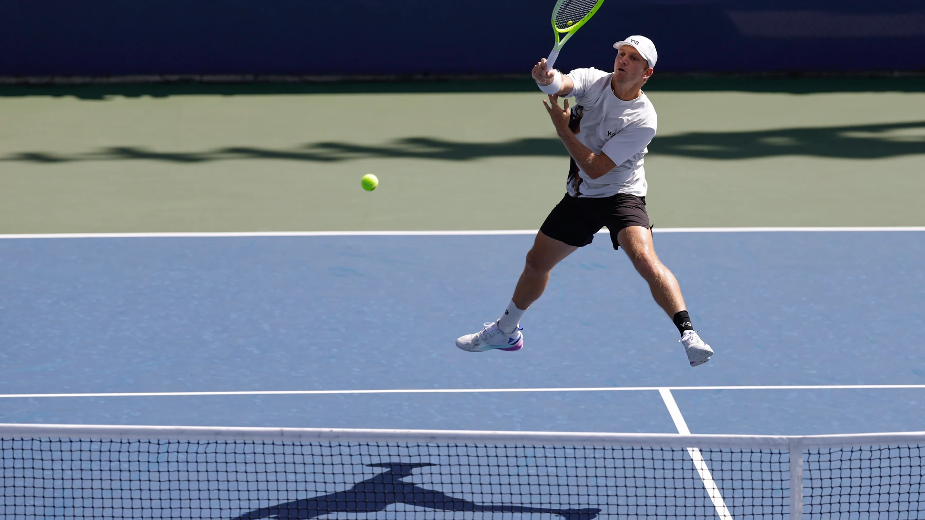 Alejandro Davidovich Fokina, of Spain, returns a shot to Arthur Rinderknech, of France, during the second round of the U.S. Open tennis championships, Wednesday, Aug. 27, 2025, in New York. (AP Photo/Adam Hunger)