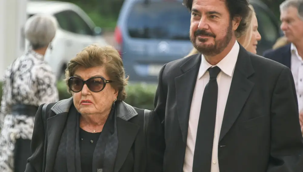 Ana María Jaume y su hijo Sebastián en el último adiós a Gabriel Escarrer Julià