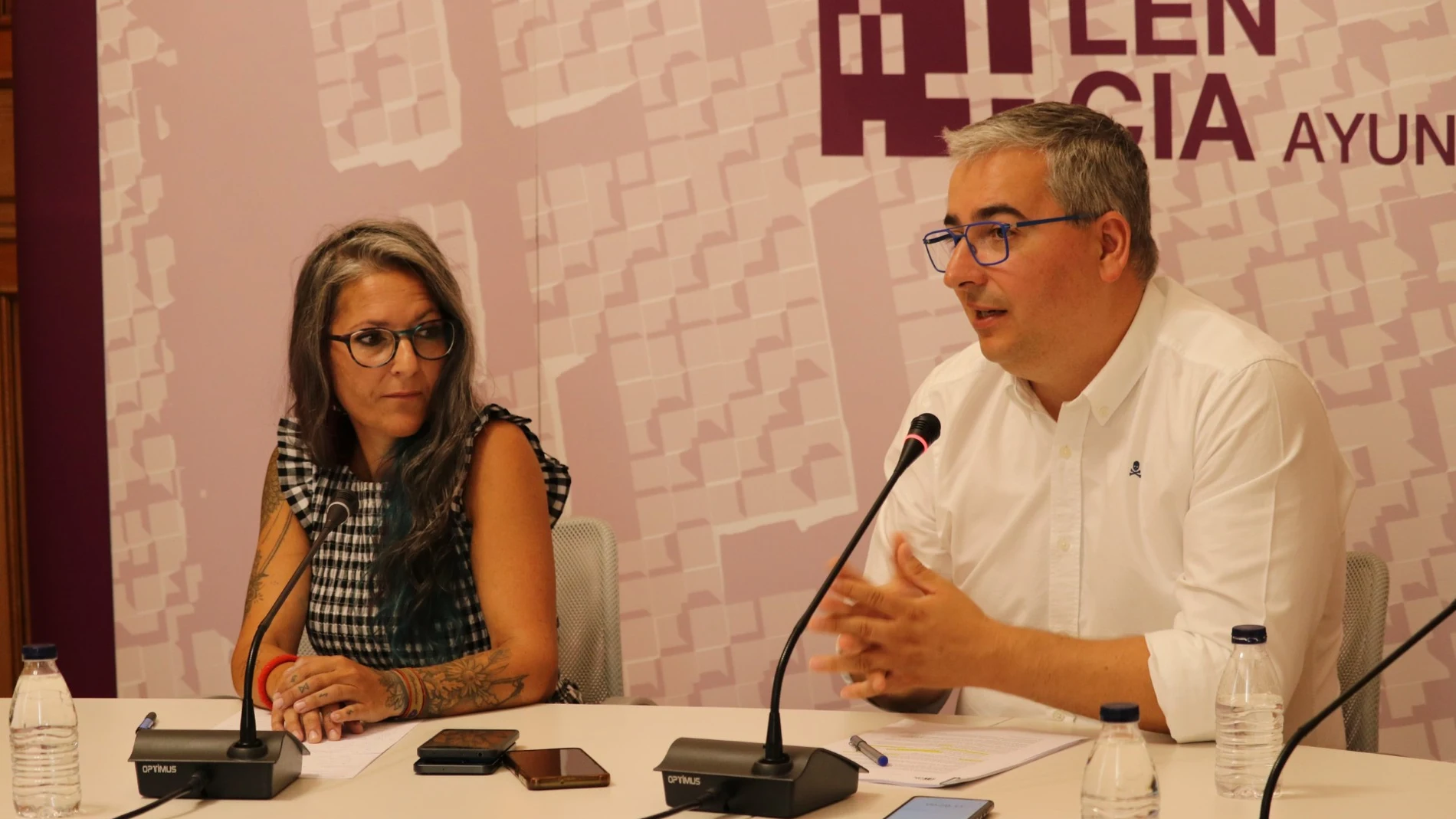 El concejal de Medio Ambiente, Antonio Casas, y la presidenta de la Asociación, Susana Navarro, informan sobre el acuerdo