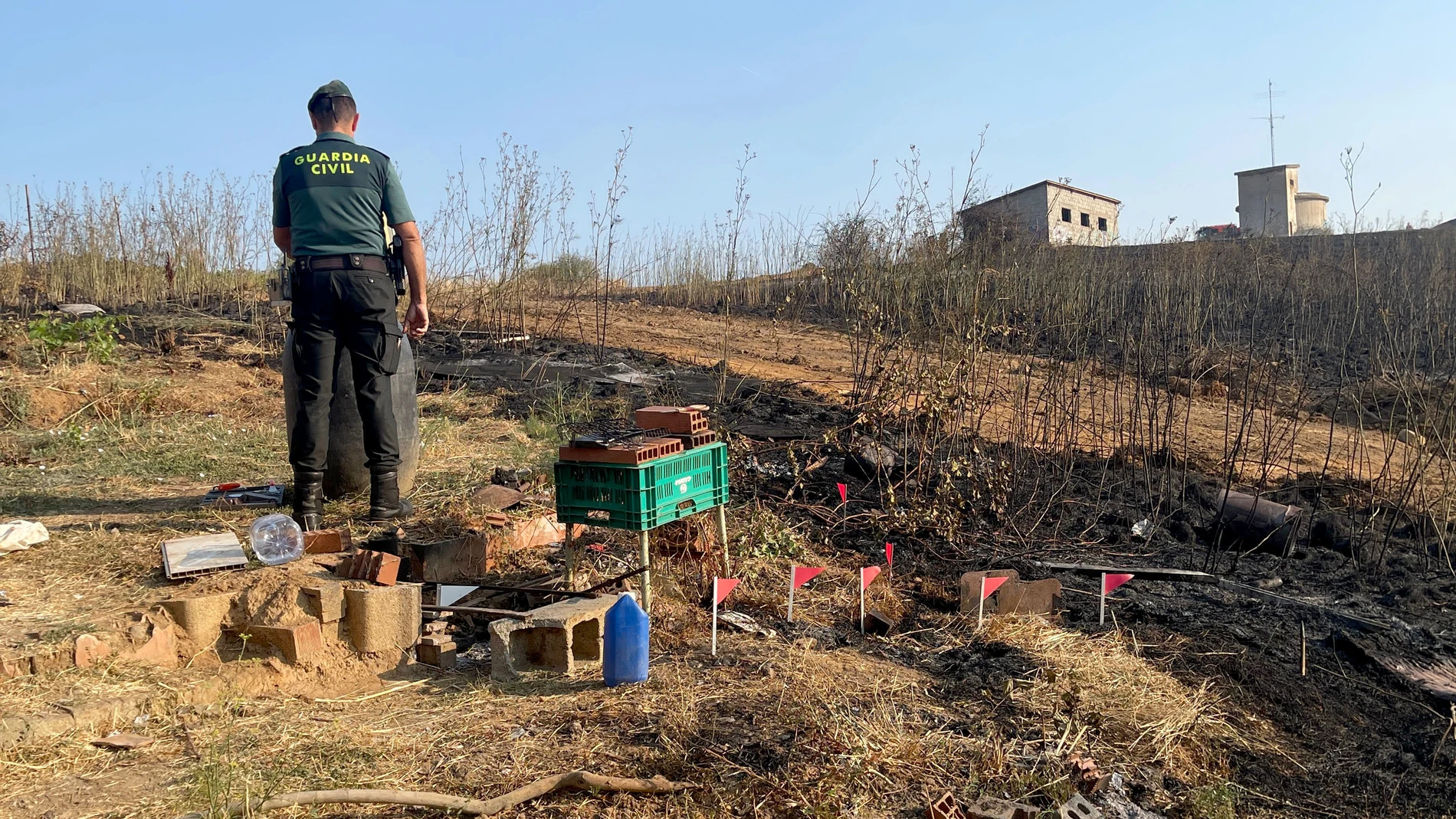 Un agente de la Guardia Civil investiga en el lugar en el que se pudo iniciar el incendio de Molinaseca