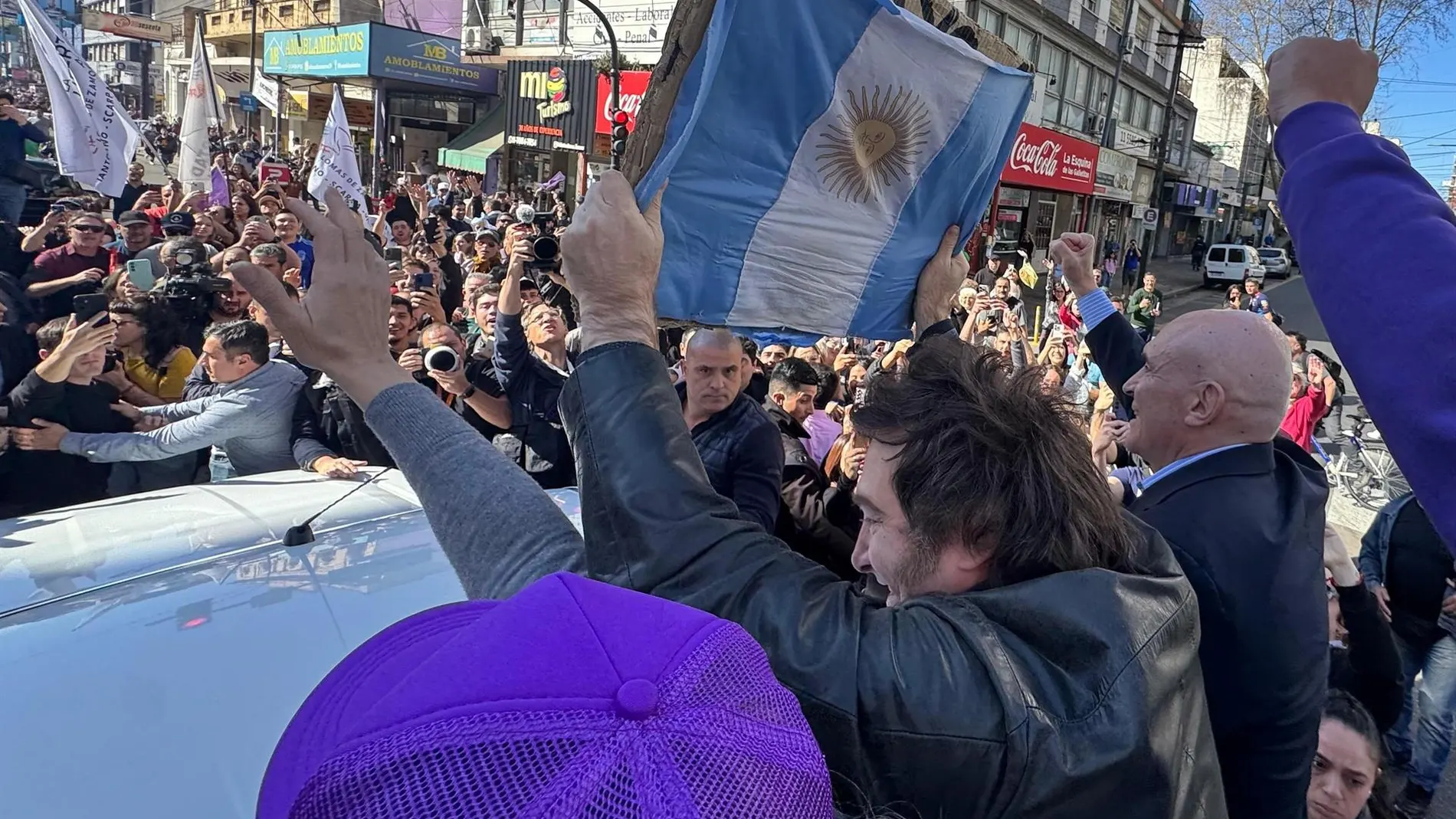 Argentina.- Evacúan a Milei por el lanzamiento de objetos contra una caravana electoral