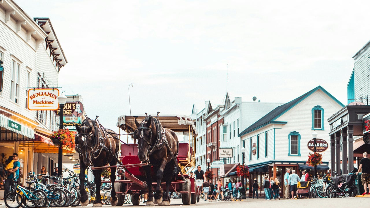 Esta es la isla estancada en el pasado que tiene prohibido el paso a los coches: 600 habitantes y 600 caballos