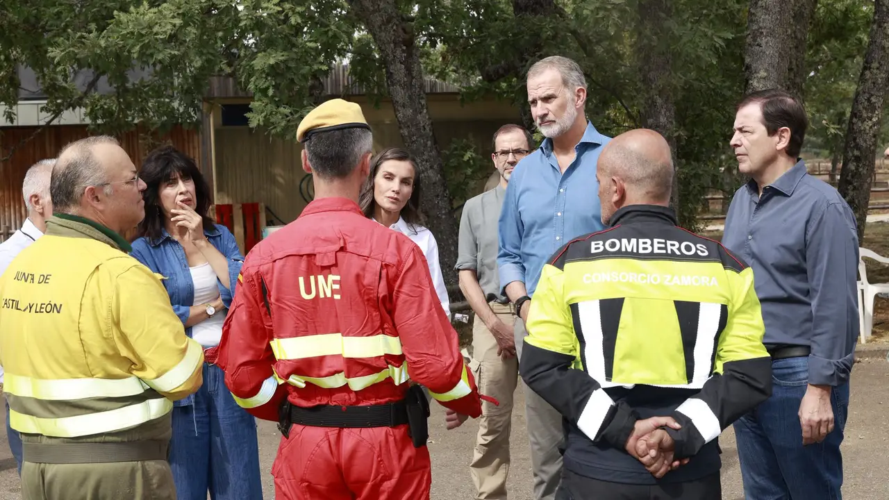 Los Reyes visitan las zonas afectadas por los incendios entre vítores y aplausos de los vecinos