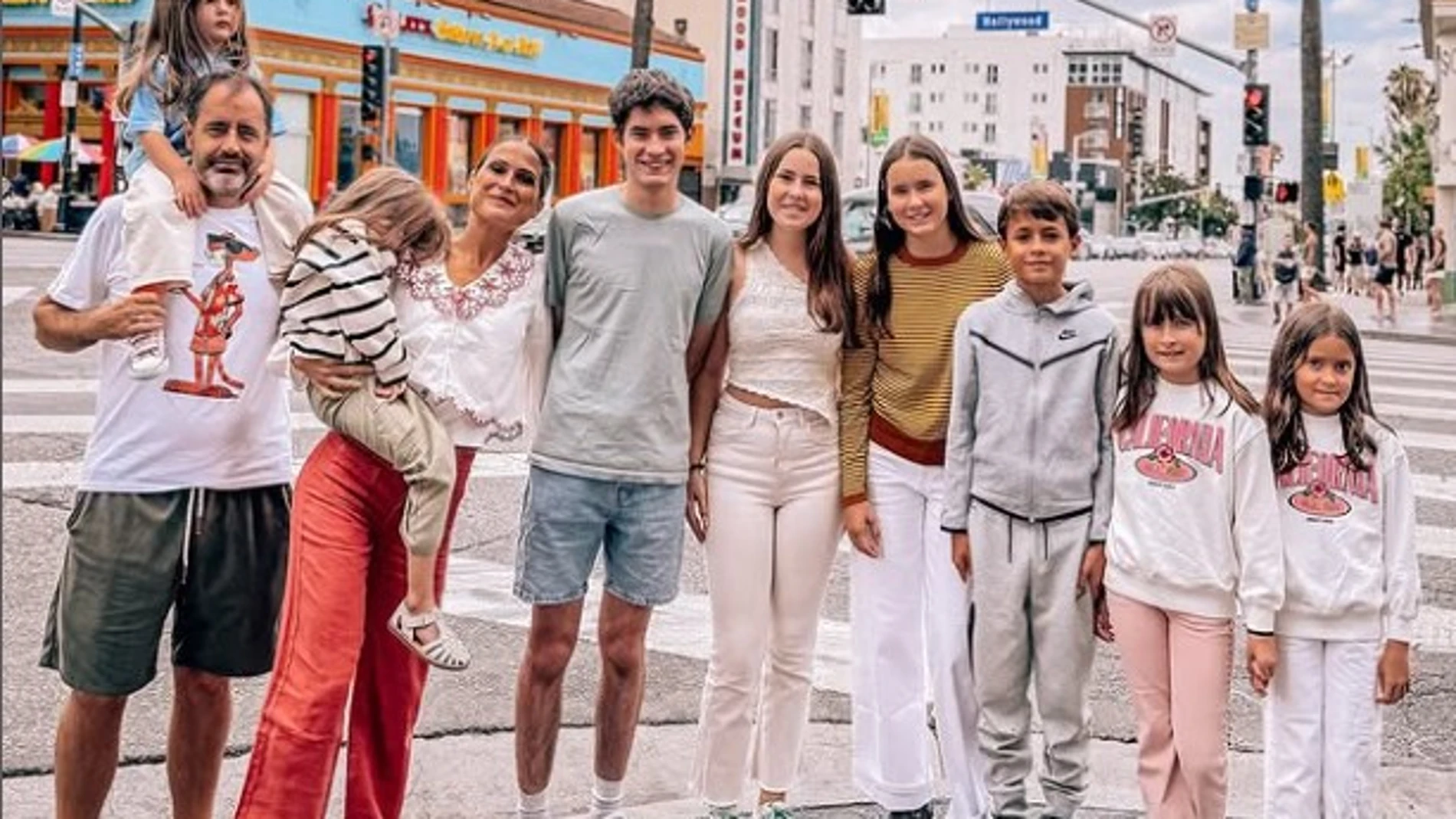 Verdeliss junto a sus ocho hijos