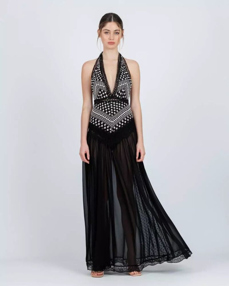 Vestido en negro con bordados.