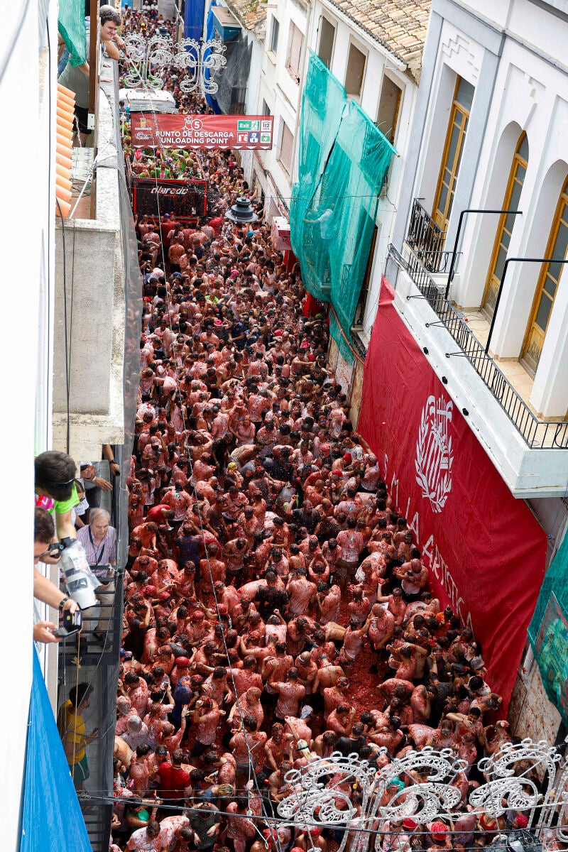 Veintidós mil combatientes se agolpan en la Tomatina de Buñol