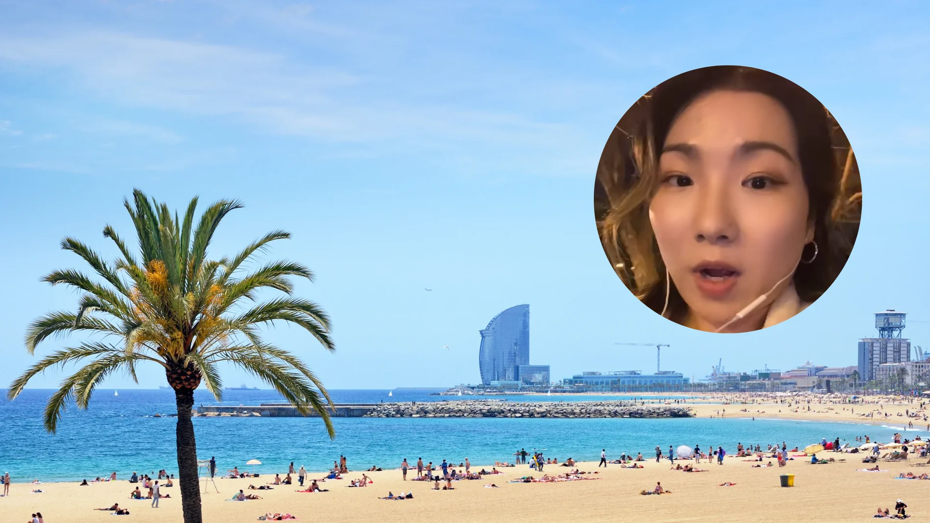 Una surcoreana en la playa de la Barceloneta