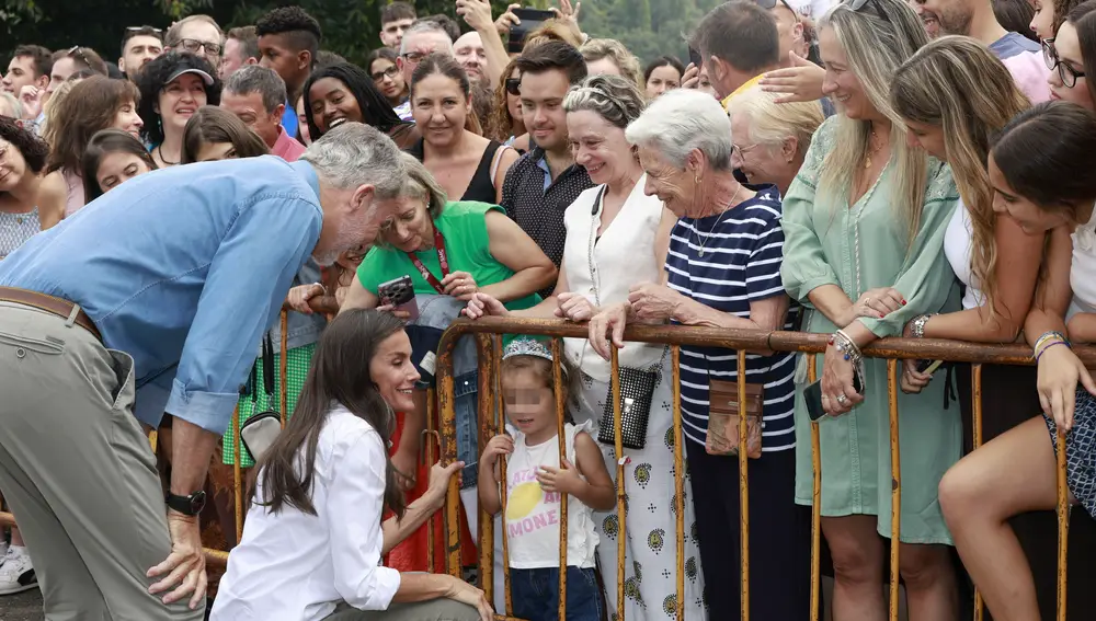 Los reyes visitan las zonas más afectadas por los incendios de Sanabria y Las Médulas