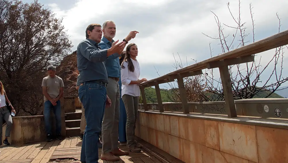 Los Reyes, acompañados del presidente de la Junta, Alfonso Fernández Mañueco, contemplan la situación en la que se encuentran Las Médulas