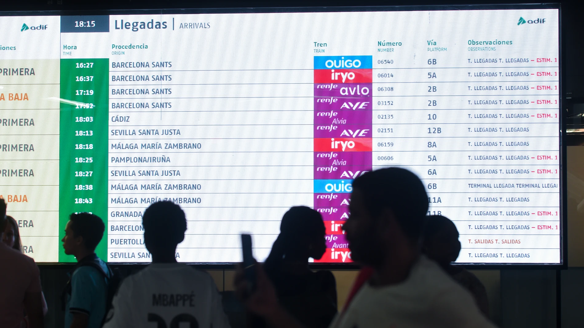 Una pantalla de llegadas, en la estación Puerta de Atocha - Almudena Grandes, a 27 de agosto de 2025, en Madrid (España). Adif ha restablecido la circulación de los trenes de alta velocidad entre Madrid y Barcelona, tras su interrupción durante algo más de una hora debido a un incendio próximo a las vías en el tramo entre la estación de Guadalajara Yebes y Brihuega, en la provincia de Guadalajara. Según han informado Adif y Renfe en sus redes sociales, hay al menos dos trenes afectados que ha...
