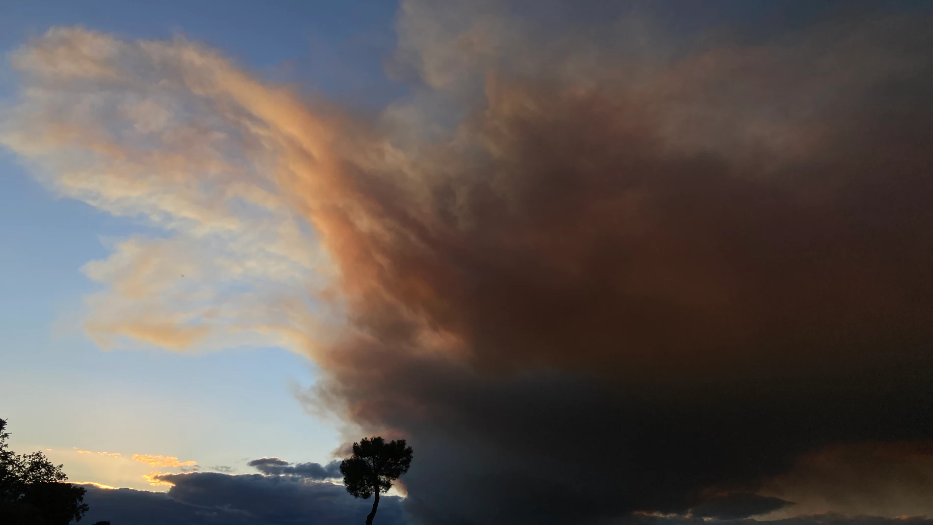El humo del incendio de Fasgar, sobre La Cepeda