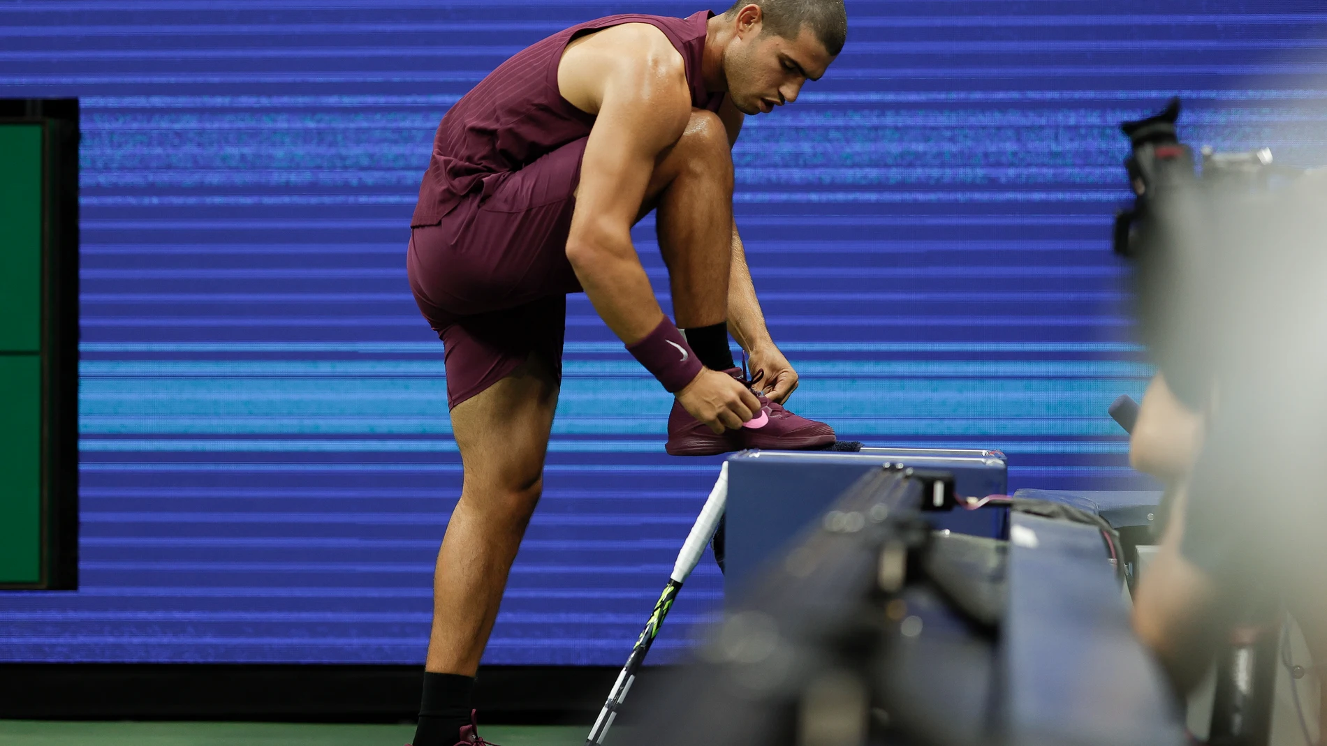 Alcaraz se ata una zapatilla durante su partido ante Bellucci